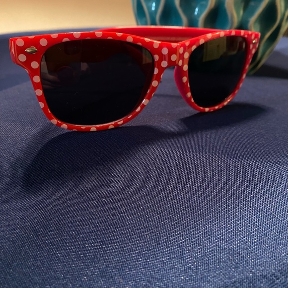 NEW RED AND WHITE POLKA DOT SUNGLASSES - Picture 3 of 3
